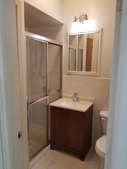 6746 80th St, Middle Village, NY à vendre - Photo de l’immeuble – Image 3 sur 7