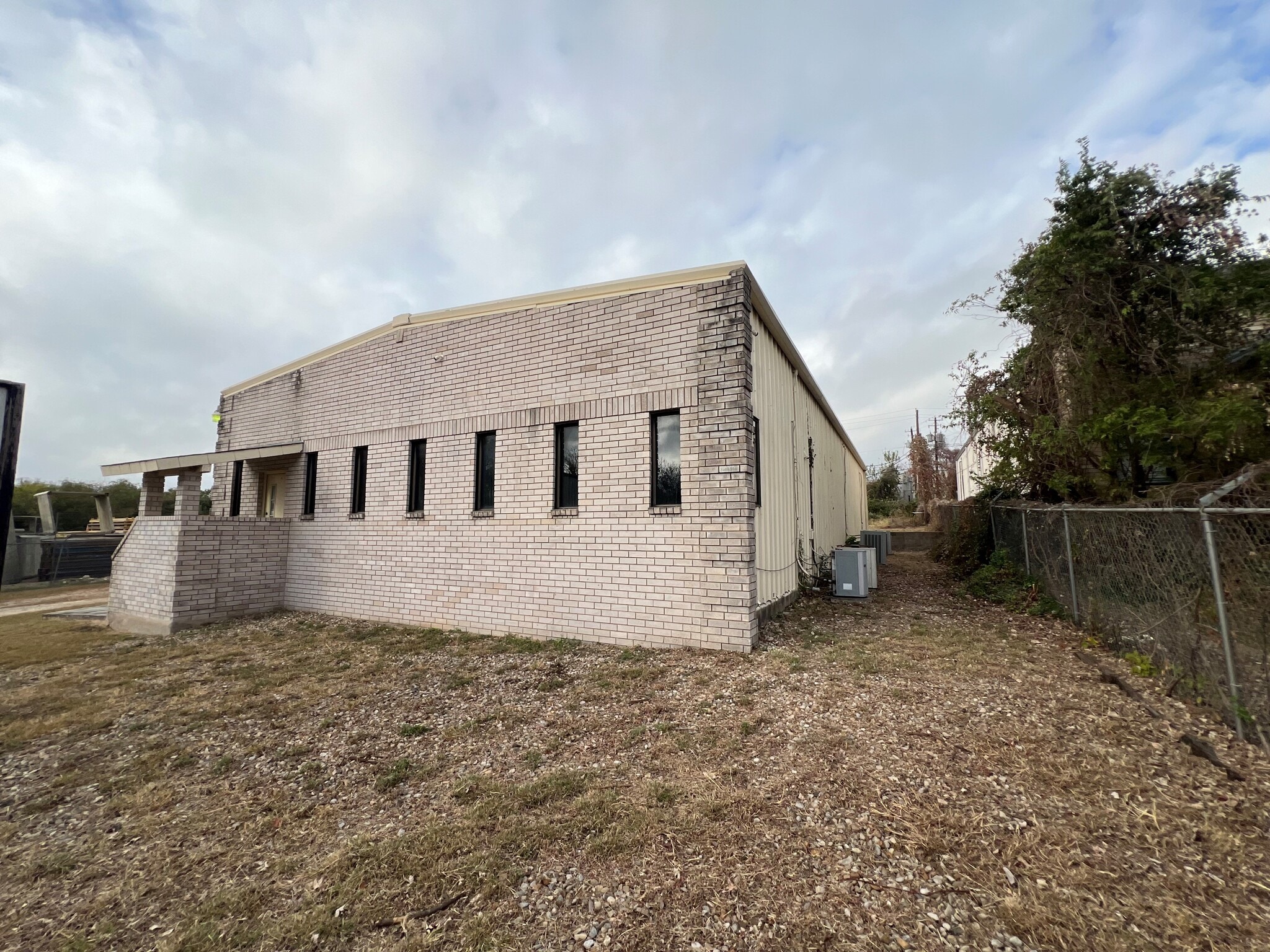 8108 Ferguson Cutoff Rd, Austin, TX à louer Photo de l’immeuble– Image 1 sur 1