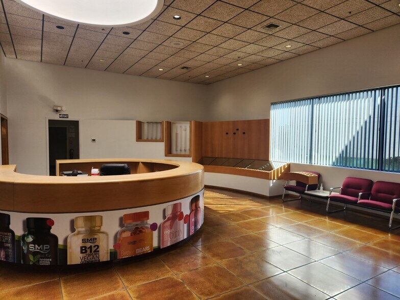 1 Rodeo Dr, Edgewood, NY à louer - Photo intérieure – Image 2 sur 12