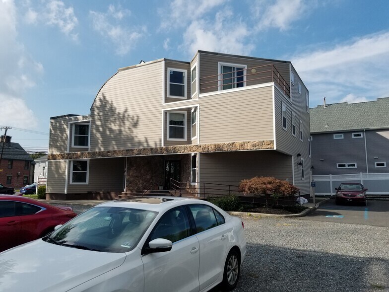 241 Maple Ave, Red Bank, NJ à louer - Photo de l’immeuble – Image 2 sur 20