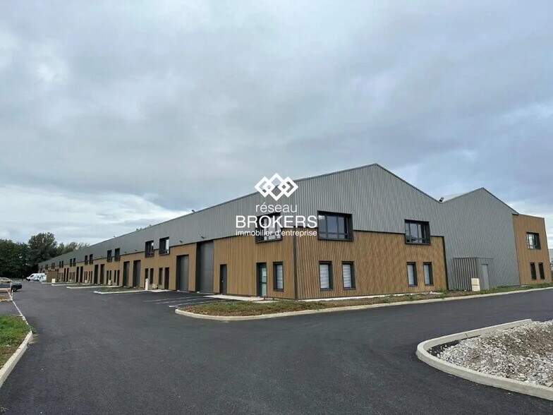 Local d’activités dans Bourgoin-Jallieu à louer - Photo de l’immeuble – Image 1 sur 17