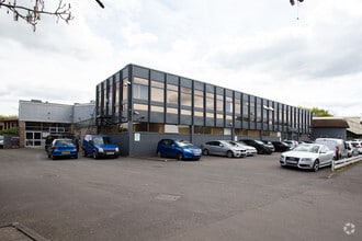 326-338 Molesey Rd, Walton On Thames à louer Photo de l’immeuble– Image 1 sur 24