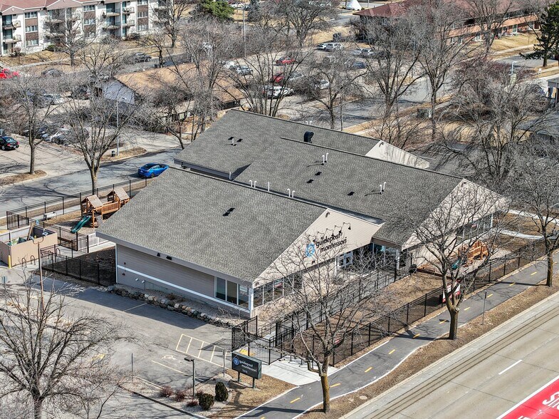 7610 Mineral Point Rd, Madison, WI à louer - Photo de l’immeuble – Image 1 sur 50