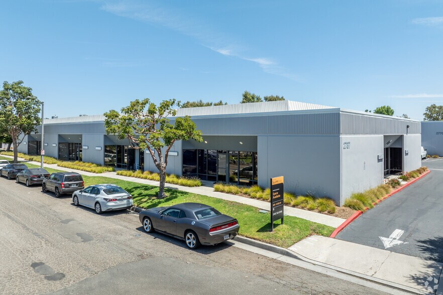 2730 S Harbor Blvd, Santa Ana, CA à louer - Photo de l’immeuble – Image 2 sur 14