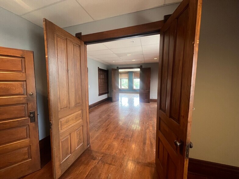 915 1/2 West Douglas, Wichita, KS à louer - Photo de l’immeuble – Image 3 sur 9