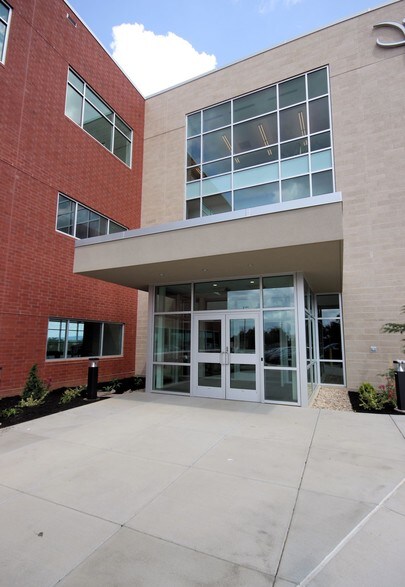 4600 Lena Dr, Mechanicsburg, PA à louer - Photo de l’immeuble – Image 2 sur 8