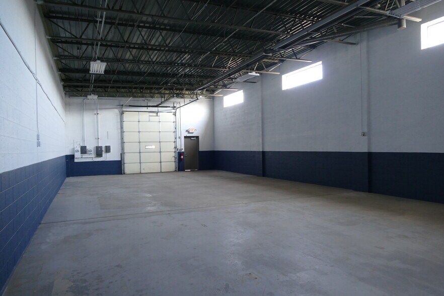 2718 Industrial Row Dr, Troy, MI à louer - Photo de l’immeuble – Image 2 sur 5