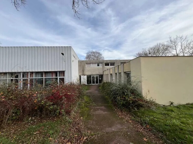 Local d'activités dans Montigny-le-Bretonneux à vendre - Photo de l’immeuble – Image 3 sur 10