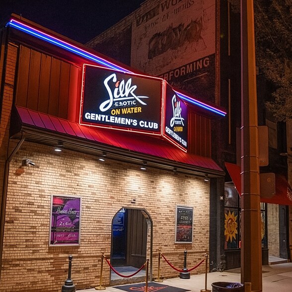 144 E Juneau Ave, Milwaukee, WI à vendre - Photo de l’immeuble – Image 2 sur 17