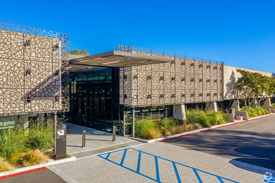 3985 Sorrento Valley Blvd, San Diego, CA à louer - Photo de l’immeuble – Image 1 sur 7