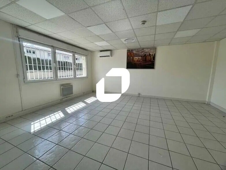 Local d’activités dans Domont à louer - Photo intérieure – Image 1 sur 5