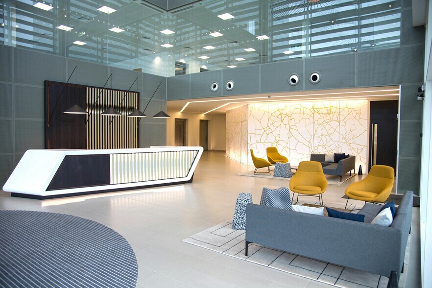 5 Chertsey Ln, Staines à louer - Photo de l’immeuble – Image 2 sur 13