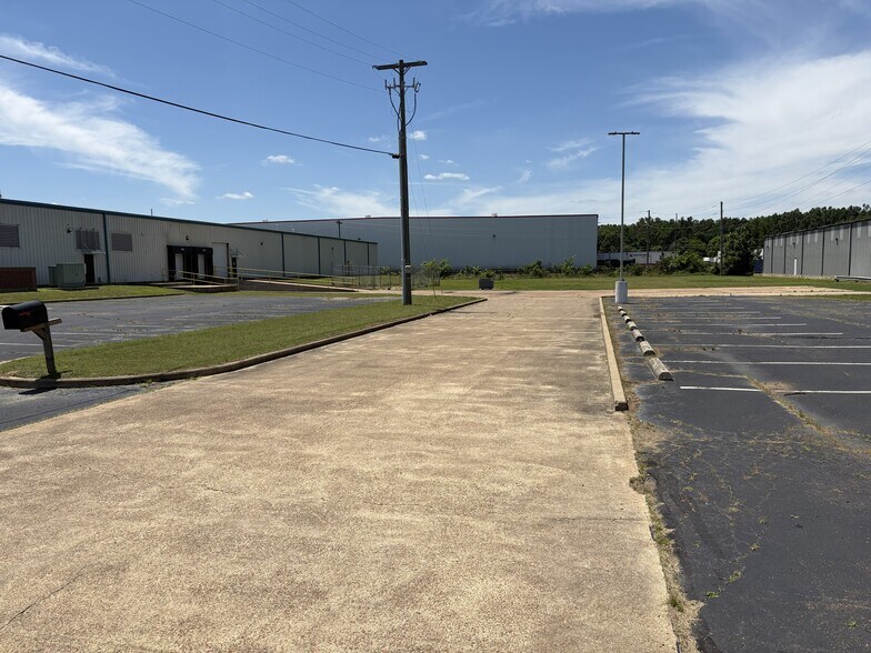 175 Corporate Dr, Batesville, MS à louer - Photo de l’immeuble – Image 3 sur 13