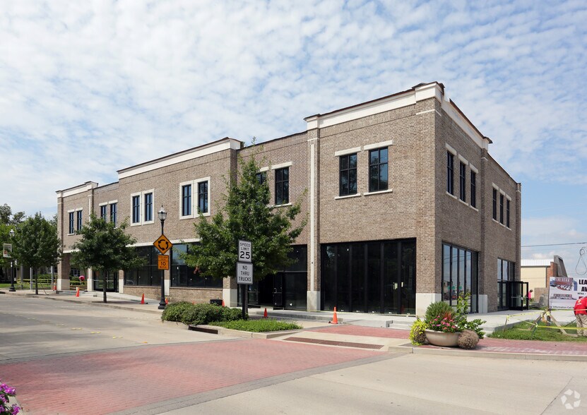 409 N Oak St, Roanoke, TX à vendre - Photo principale – Image 1 sur 77