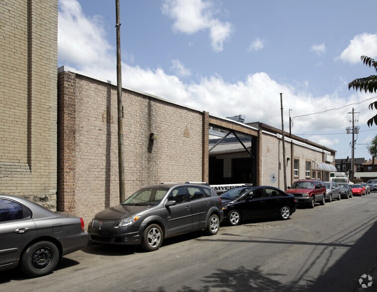 20 Jenet Ave, Toronto, ON à vendre - Photo de l’immeuble – Image 2 sur 2