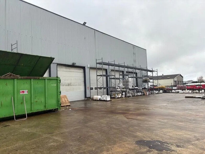 Local d'activités dans Pontault-Combault à vendre - Photo de l’immeuble – Image 2 sur 6