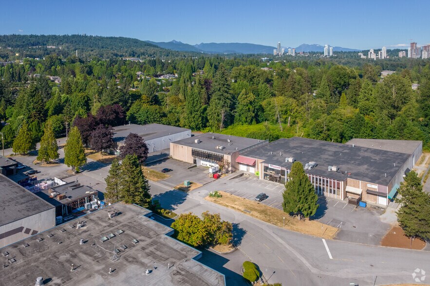 4060 McConnell Dr, Burnaby, BC à louer - Photo de l’immeuble – Image 2 sur 4