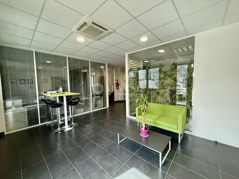 Local d’activités dans Vaulx-en-Velin à louer - Photo de l’immeuble – Image 2 sur 12