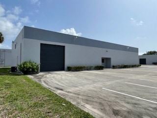 1243 W 52nd St, Mangonia Park, FL à louer Photo de l’immeuble– Image 1 sur 16