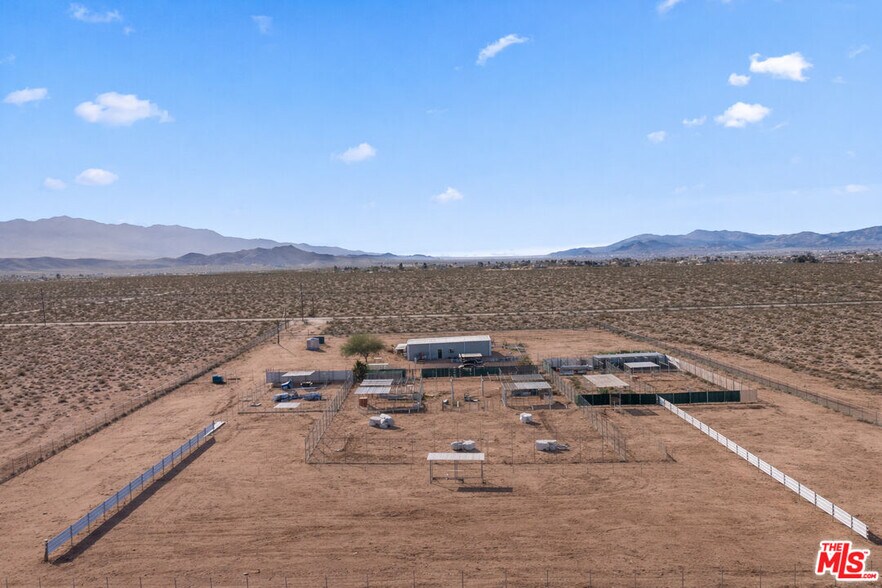 9025 Camp Rock rd, Lucerne Valley, CA à vendre - Photo de l’immeuble – Image 3 sur 44