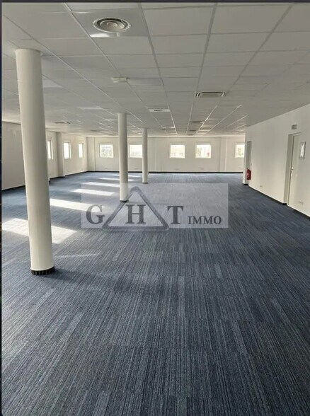 Bureau dans Villeneuve-la-Garenne à louer - Photo de l’immeuble – Image 1 sur 3