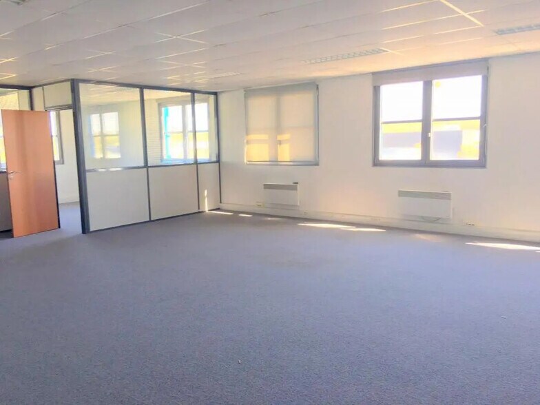 Bureau dans Poissy à louer - Photo de l’immeuble – Image 3 sur 8