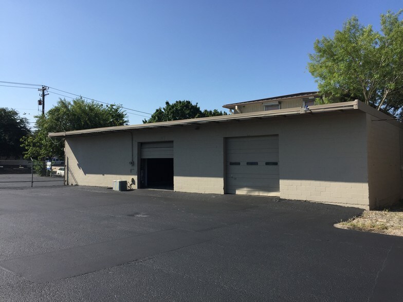 9204 United Dr, Austin, TX à louer - Photo de l’immeuble – Image 2 sur 3