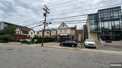 1638 Parker Ave, Fort Lee, NJ à louer Photo intérieure– Image 1 sur 2