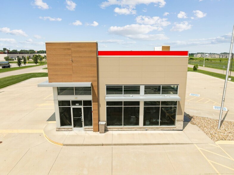 215 E Donald St, Waterloo, IA à louer - Photo de l’immeuble – Image 2 sur 6