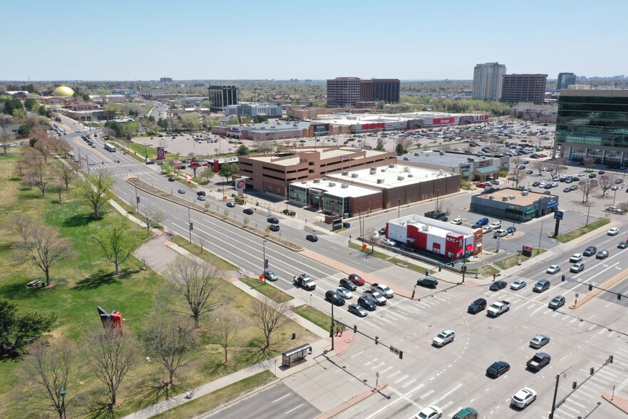 4120 E Alameda Ave, Denver, CO à louer - Photo de l’immeuble – Image 3 sur 7