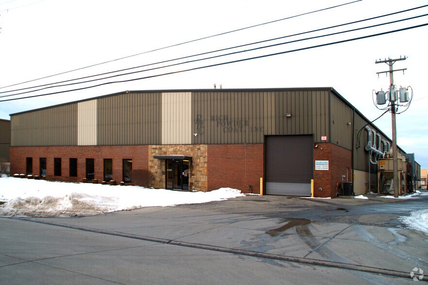 8400 Ronda Dr, Canton, MI à louer - Photo de l’immeuble – Image 2 sur 38