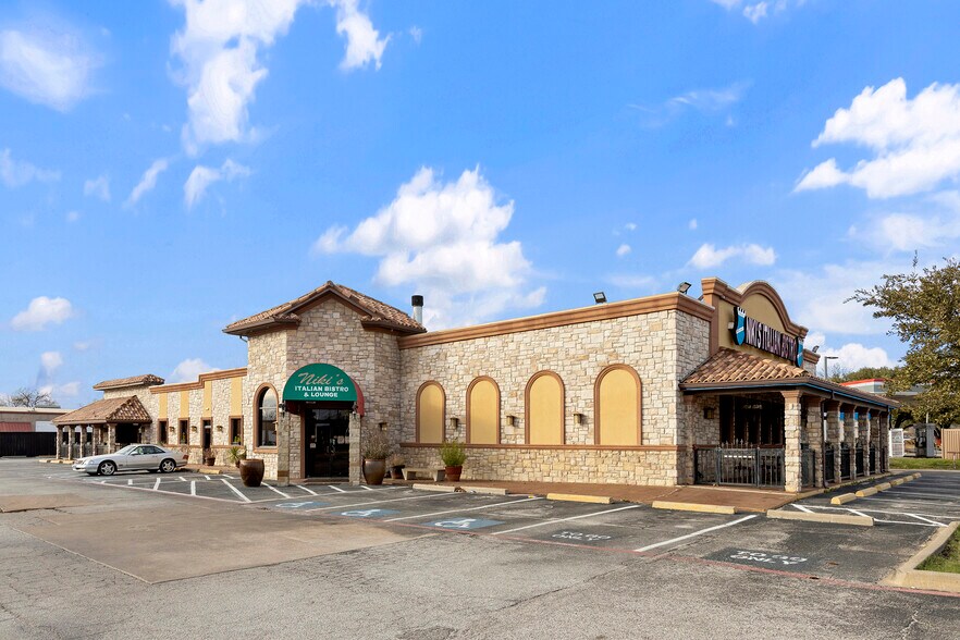 5249 Davis Blvd, North Richland Hills, TX à vendre - Photo de l’immeuble – Image 2 sur 14