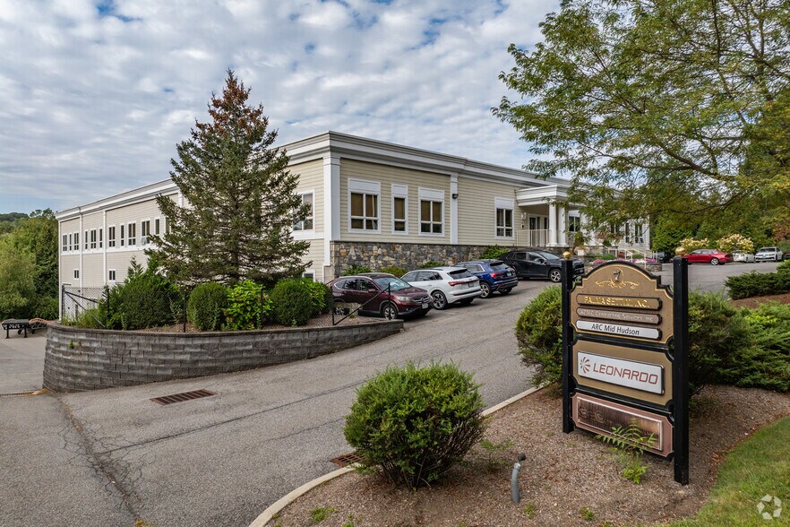 7 Sutton Pl, Brewster Village, NY à louer - Photo de l’immeuble – Image 2 sur 5