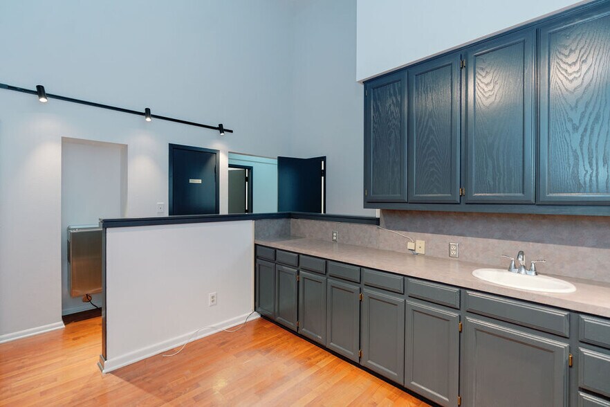 2215 Midwestern Pky, Wichita Falls, TX à louer - Photo de l’immeuble – Image 2 sur 28