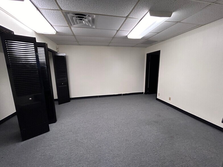 142 W Rhapsody Dr, San Antonio, TX à louer - Photo de l’immeuble – Image 3 sur 6
