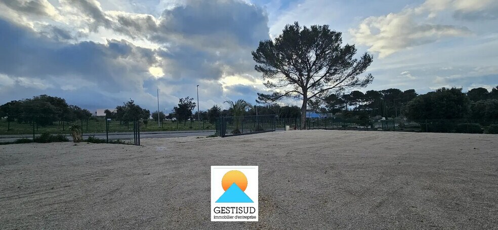 Local d’activités dans Signes à louer - Photo de l’immeuble – Image 2 sur 9