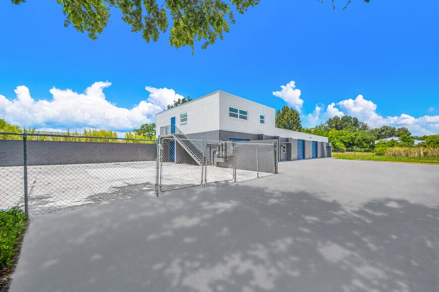 12950 58th St N, Clearwater, FL à louer - Photo de l’immeuble – Image 1 sur 14