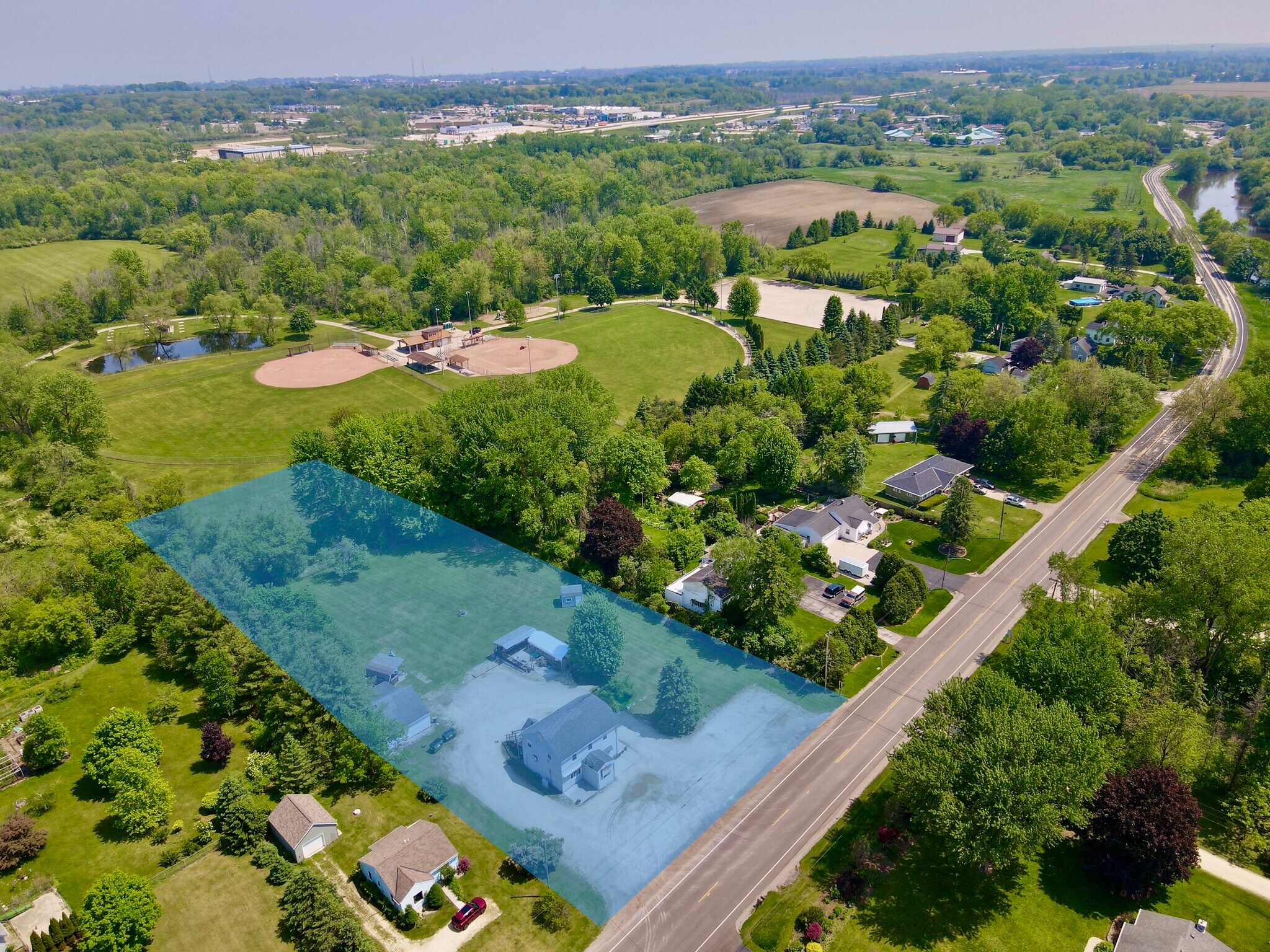 3172 N Riverside Dr, Saukville, WI à louer Photo principale– Image 1 sur 17