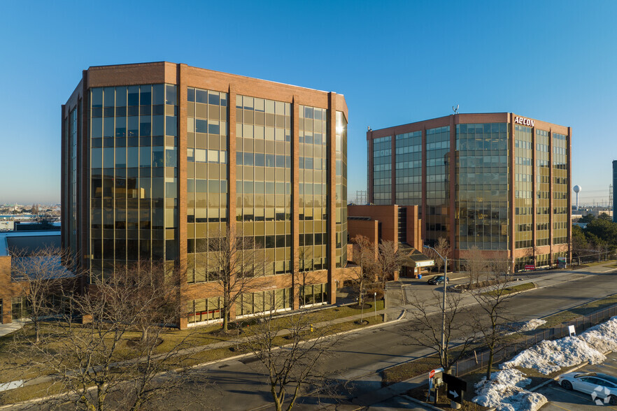 10 Carlson Crt, Toronto, ON à louer - Photo principale – Image 1 sur 7