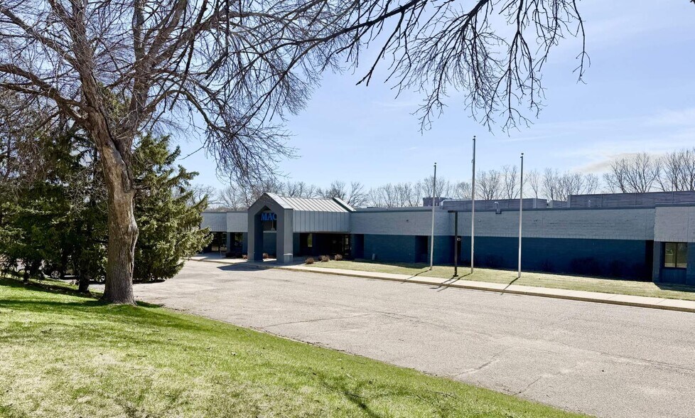2110 Silver Bell Rd, Eagan, MN à vendre - Photo de l’immeuble – Image 1 sur 6