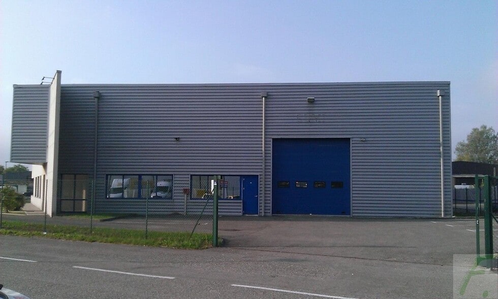 Industriel/Logistique dans Crolles à louer - Photo de l’immeuble – Image 2 sur 3