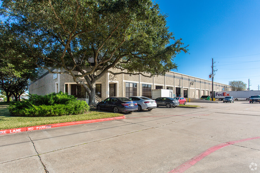 7240 Brittmoore Rd, Houston, TX à louer - Photo de l’immeuble – Image 1 sur 19