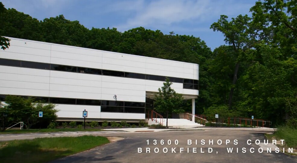 13600 Bishops Ct, Brookfield, WI à louer - Vidéo sur l’annonce professionnelle – Image 2 sur 11