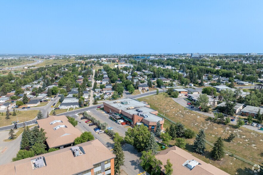 1709 8th Ave NE, Calgary, AB à vendre - Aérien – Image 3 sur 4