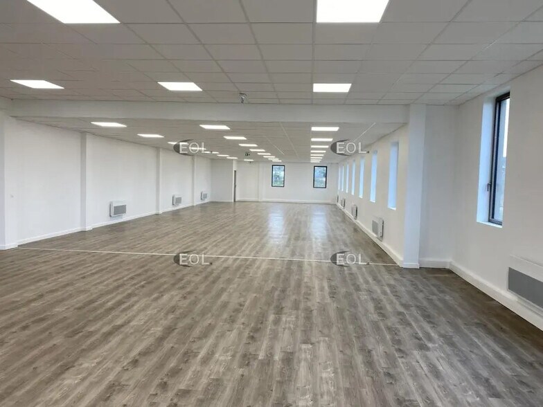 Local d’activités dans Buchelay à louer - Photo de l’immeuble – Image 2 sur 9