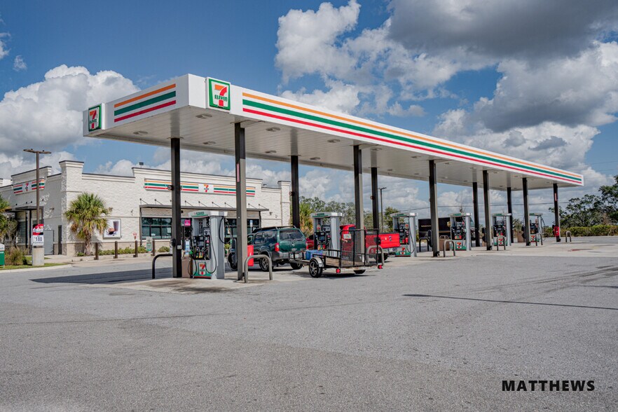 16161 Spring Hill Dr, Brooksville, FL à vendre - Photo de l’immeuble – Image 2 sur 4