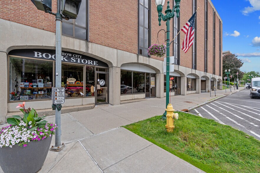 144 Genesee St, Auburn, NY à vendre - Photo de l’immeuble – Image 3 sur 17