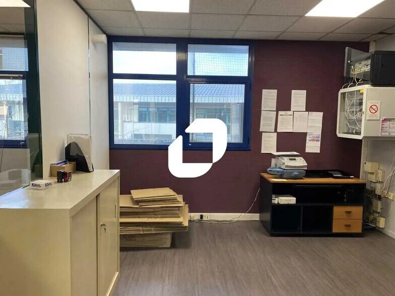 Bureau dans Bron à louer - Photo de l’immeuble – Image 2 sur 14