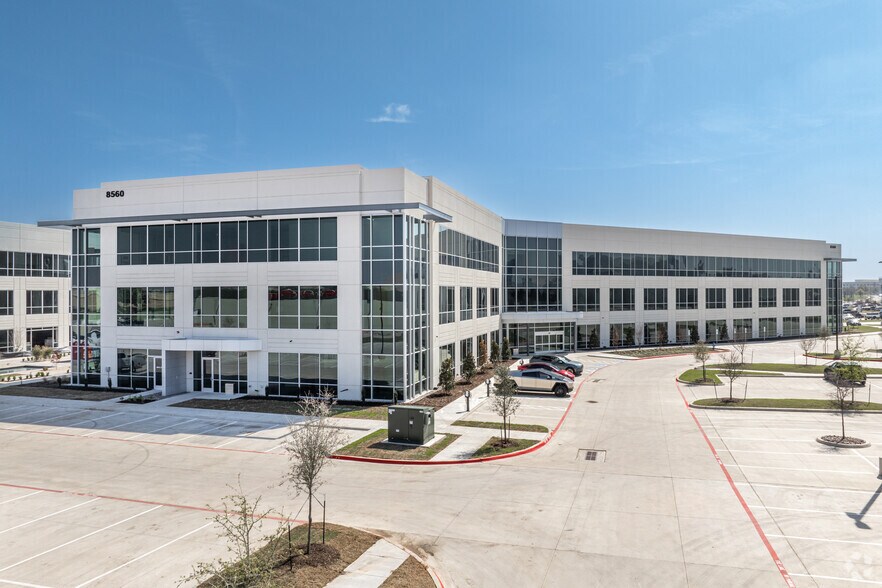 8560 Belleview Dr, Plano, TX à louer - Photo de l’immeuble – Image 3 sur 21