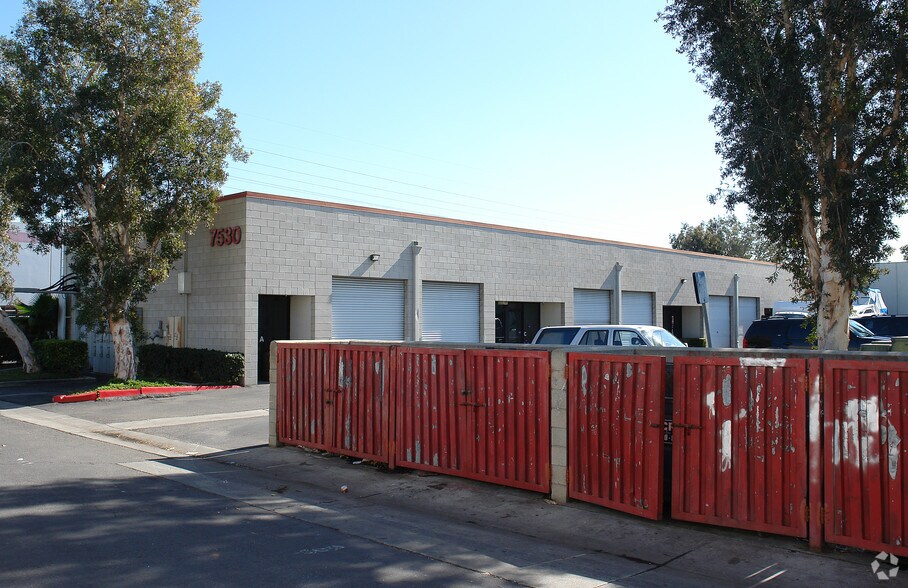 7530-7540 Orangewood Ave, Stanton, CA à louer - Photo de l’immeuble – Image 3 sur 4